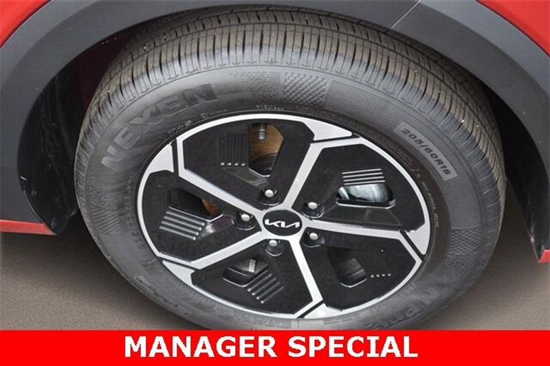 New 2025 Kia Niro LXImage 11