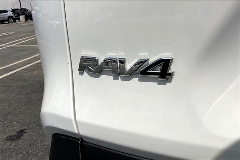 2022 Toyota RAV4 LEImage 31
