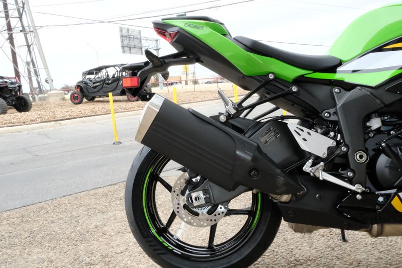 2025 Kawasaki NINJA ZX6R KRT EDITION ABS LIME GREEN AND EBONY AND PEARL BLIZZARD WHITEImage 2