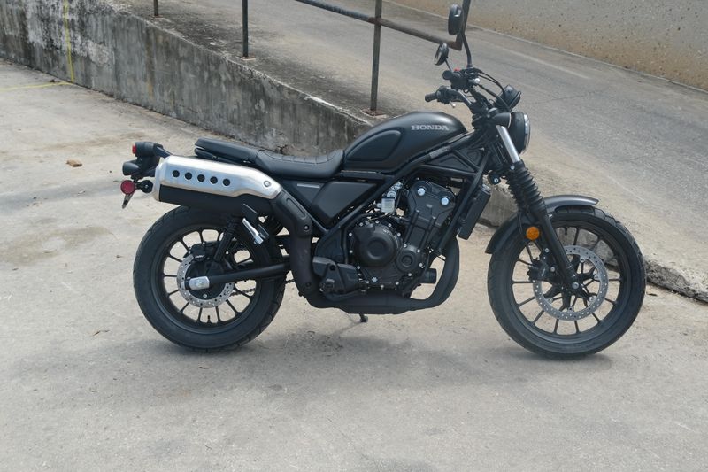 2025 Honda SCL 500 MATTE BLACK METALLIC Image 2
