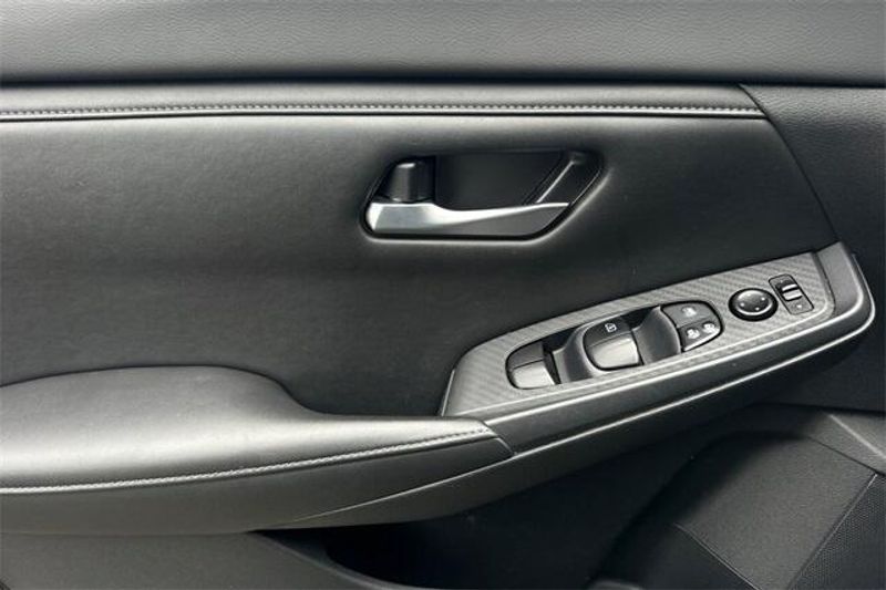 2021 Nissan Sentra SVImage 9