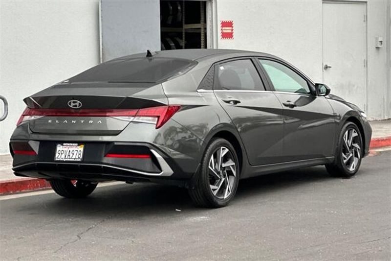 Used 2024 Hyundai Elantra SELImage 4