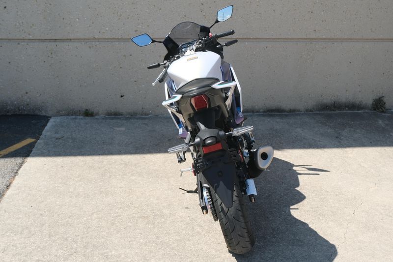 2025 Yamaha YZFR3 ABS LUNAR WHITE AND NEBULA BLUE Image 4