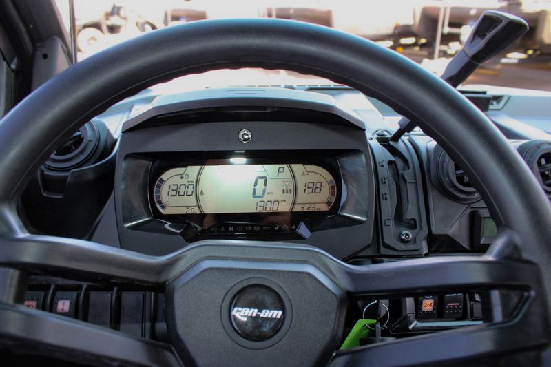 2025 Can-Am DEFENDER MAX LIMITED CAB HD10 DESERT TAN AND STEALTH BLACK Image 15