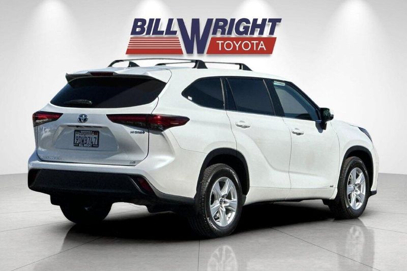 Used 2023 Toyota Highlander Hybrid LEImage 3