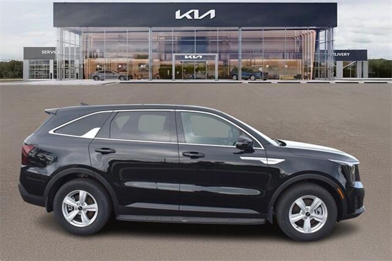 New 2025 Kia Sorento LXImage 2