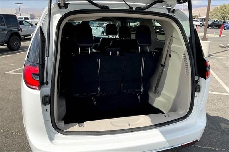 2022 Chrysler Pacifica Touring L photo 31