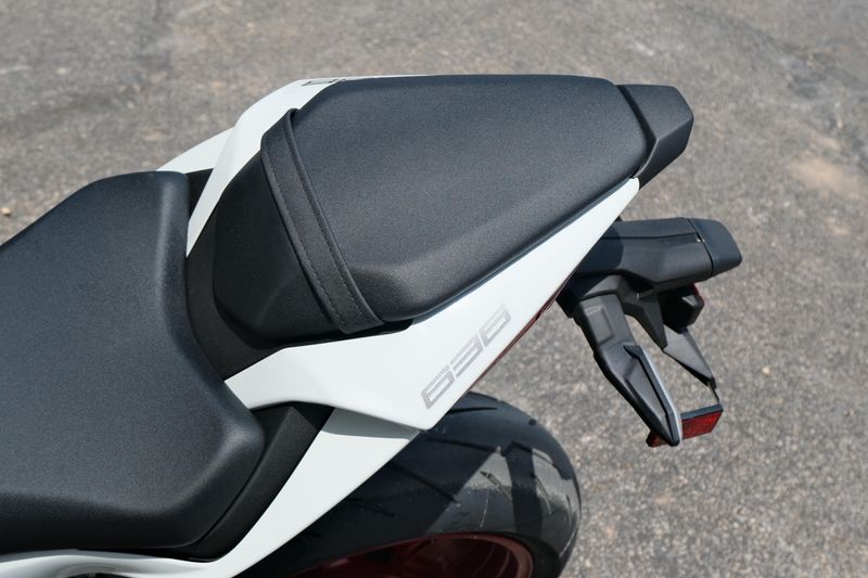 2025 Kawasaki NINJA ZX6R PEARL ROBOTIC WHITE AND METALLIC GRAPHITE GRAY Image 13