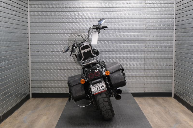 USED 2017 HARLEY DYNA FAT BOB 103 Image 4