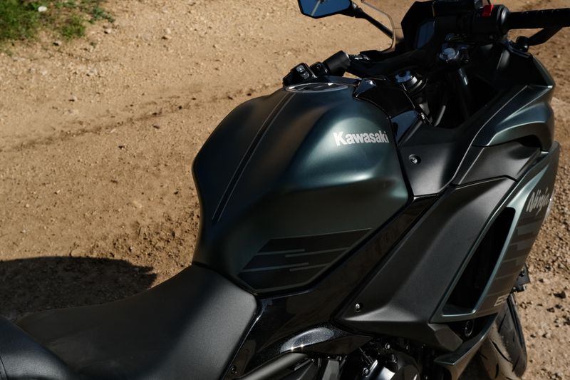 2025 Kawasaki NINJA 650 ABS METALLIC MATTE OLD SCHOOL GREEN AND METALLIC SPARK BLACK Image 3