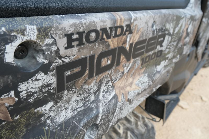 NEW 2025 HONDA PIONEER 10006 DELUXE CREW Image 11