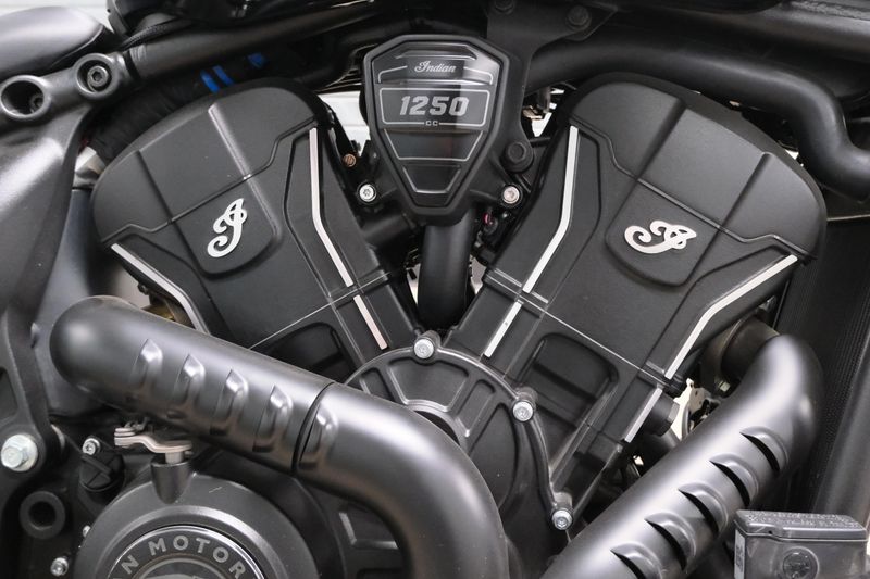 USED 2025 INDIAN MOTORCYCLE SCOUT BOBBER LIMITED WITH TECHNOLOGY PACKAGE BLACK METALLIC Image 11