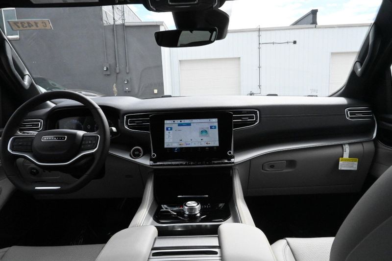 2025 Wagoneer L Image 16