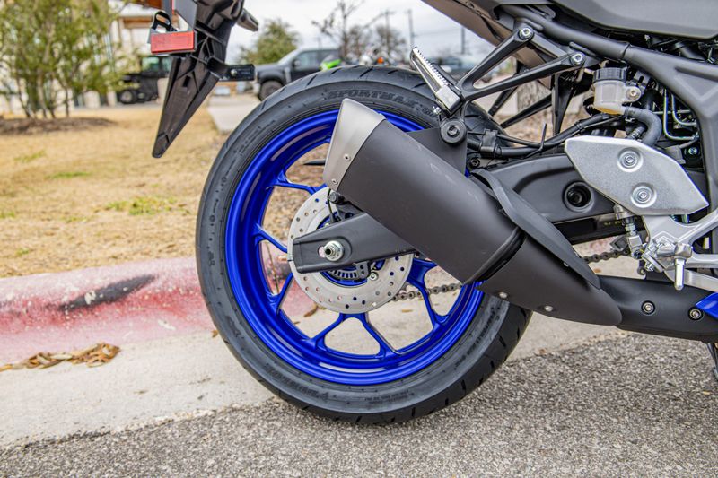 NEW 2026 YAMAHA YZFR3 ABS Image 9