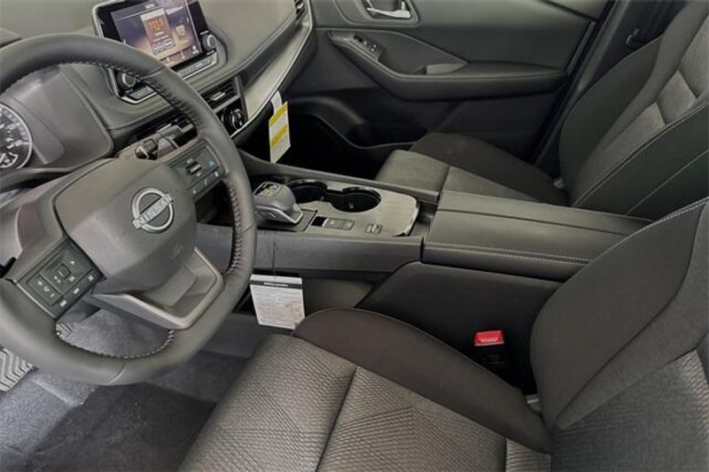 New 2025 Nissan Rogue SVImage 7
