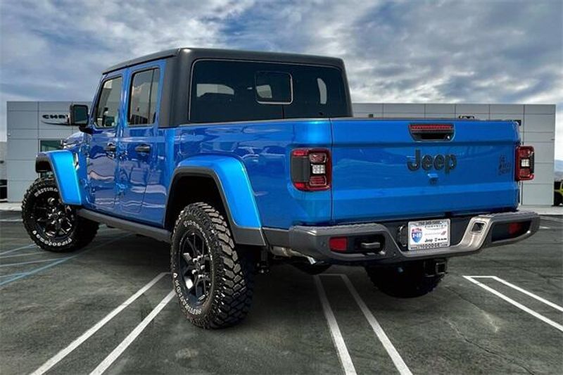 2025 Jeep Gladiator Willys photo 2