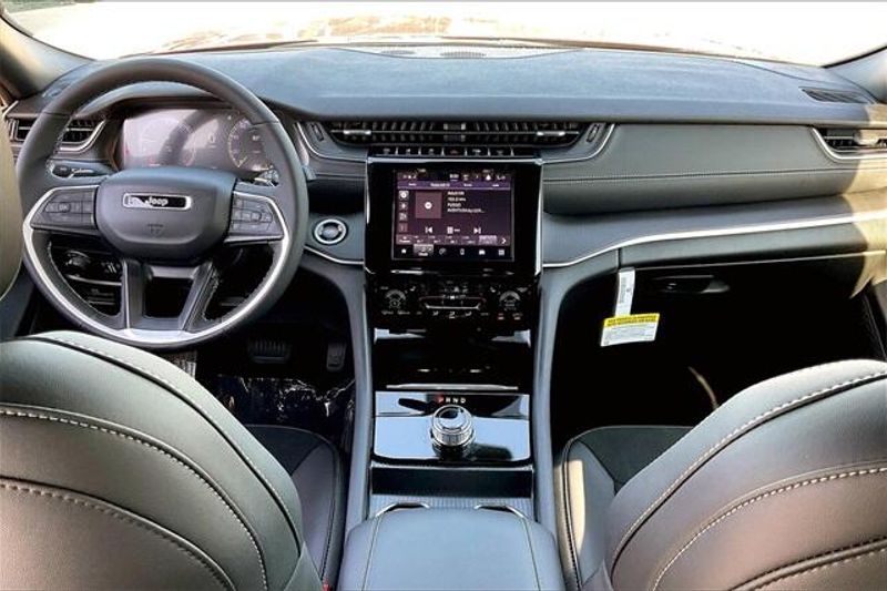 2025 Jeep Grand Cherokee Altitude photo 3