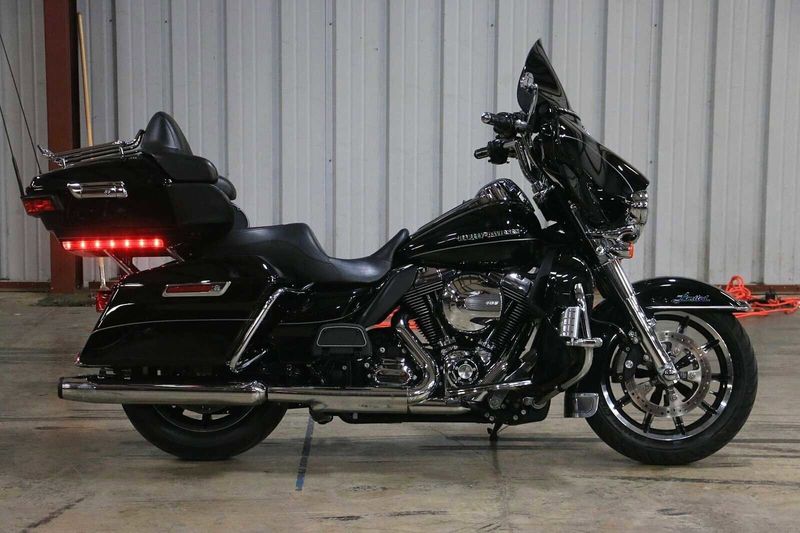 2014 Harley-Davidson Electra Glide in a BLACK W/ PINSTRIPE exterior color. BMW Motorcycles of Temecula – Southern California 951-395-0675 bmwmotorcyclesoftemecula.com 