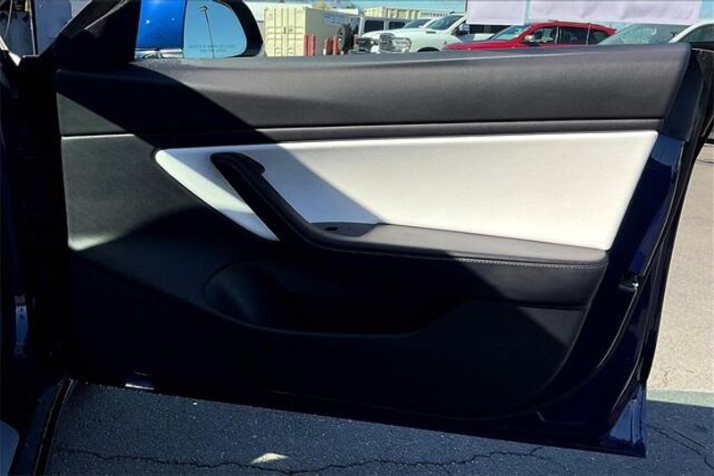 2018 Tesla Model 3 Long RangeImage 23