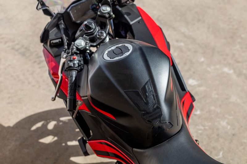 2025 Kawasaki NINJA 500 ABS PASSION RED AND METALLIC FLAT SPARK BLACK AND METALLIC MATTE DARK GRAYImage 6