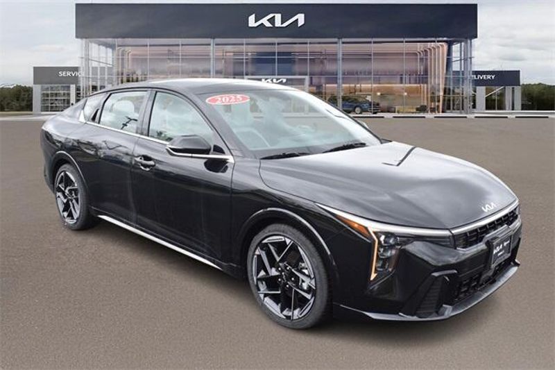 2025 Kia K4 GT-LineImage 1