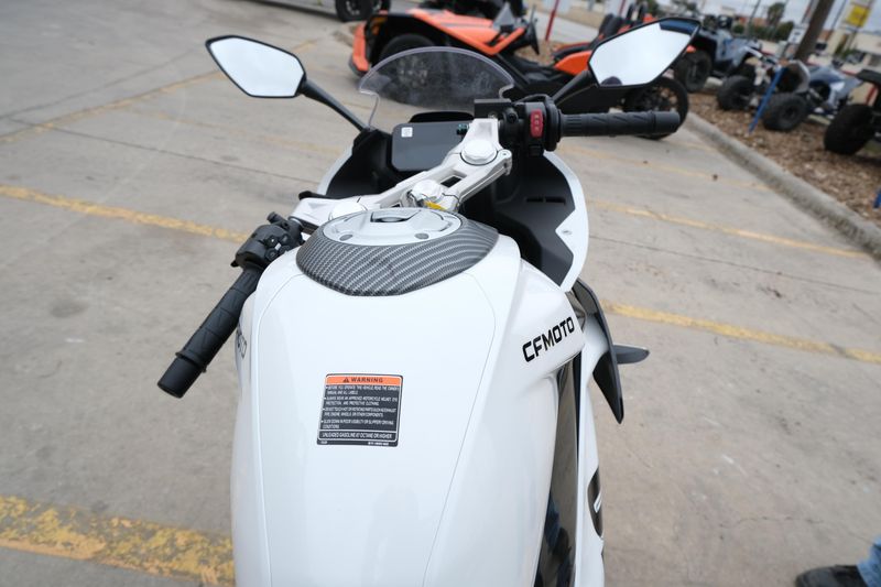 2024 CFMOTO 300SS NEBULA WHITEImage 18