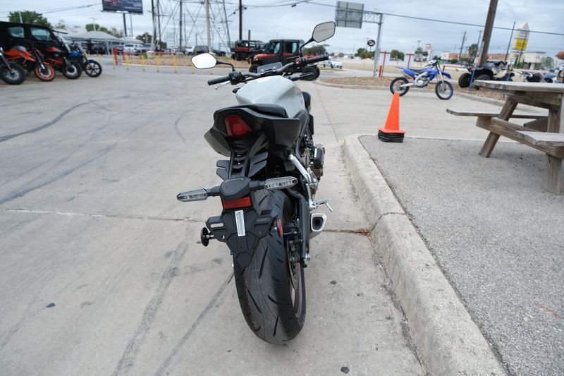 2024 Honda CB650R ABS PEARL SMOKY GRAYImage 13