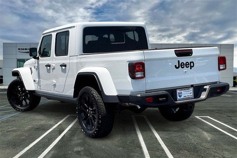 2024 Jeep Gladiator Nighthawk 4x4Image 2