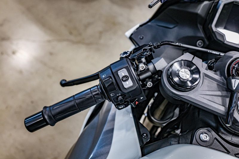 New 2025 Kawasaki NINJA ZX6R ABS Image 11