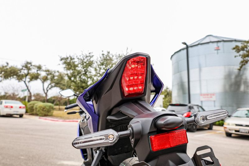 2025 Yamaha YZFR3 ABS TEAM BLUE Image 2