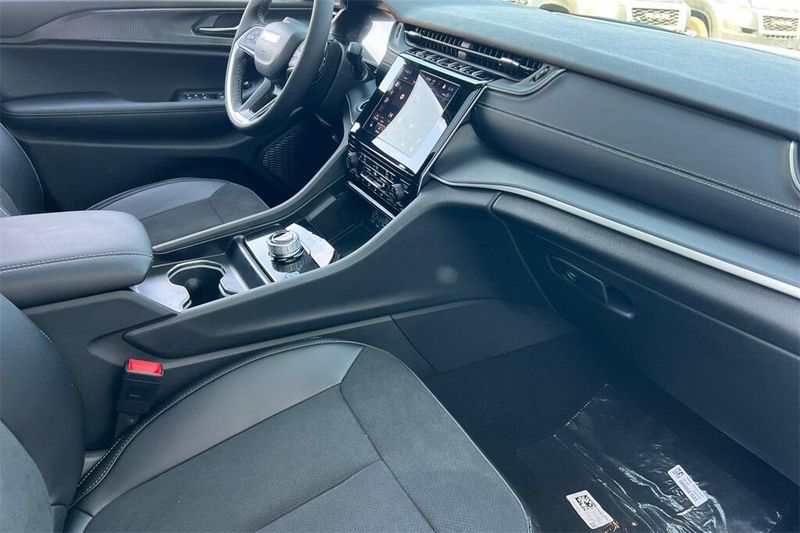 2025 Jeep Grand Cherokee Altitude photo 17