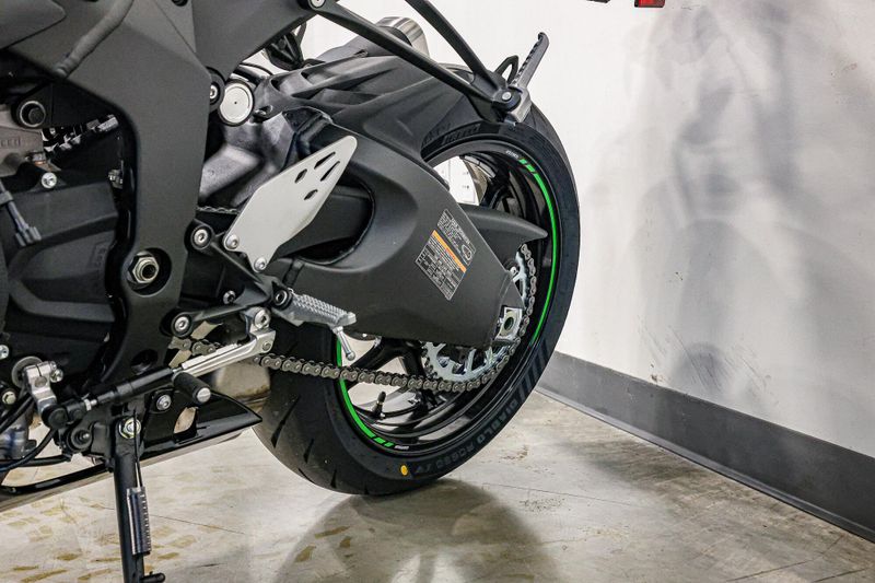New 2025 Kawasaki NINJA ZX6R ABS   METALLIC MATTE DARK GRAY AND EBONY Image 6