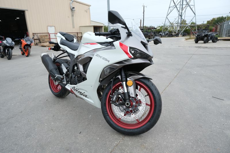 2025 Kawasaki NINJA ZX6R PEARL BLIZZARD WHITEImage 15