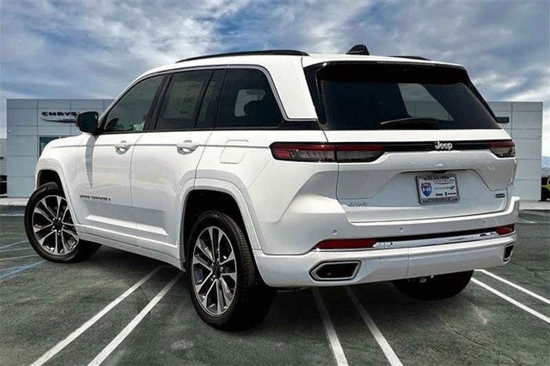 2024 Jeep Grand Cherokee Overland 4x4Image 2