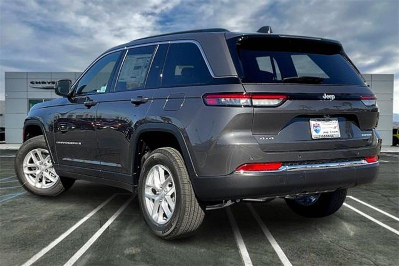 2025 Jeep Grand Cherokee Laredo X 4x4Image 2