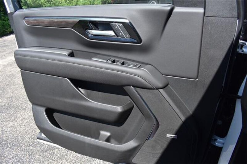 New 2025 Chevrolet Suburban PremierImage 39
