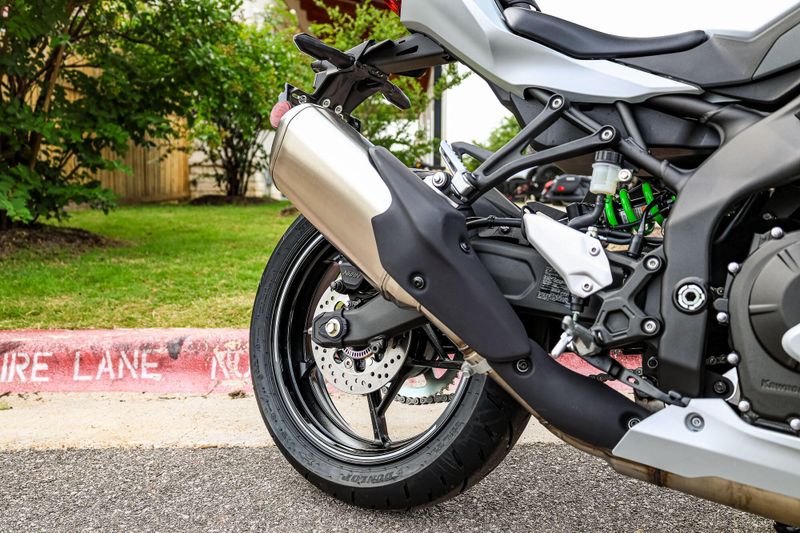 2025 Kawasaki NINJA ZX4RR ABS  METALLIC MATTE WHITISH SILVER AND METALLIC FLAT SPARK BLACK Image 11