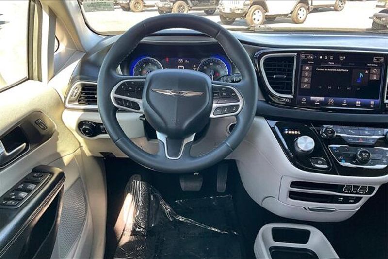 2022 Chrysler Pacifica Touring LImage 4