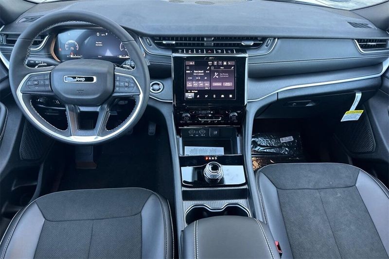 2025 Jeep Grand Cherokee Altitude photo 13