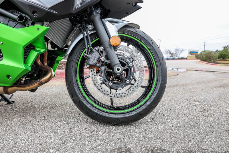 2024 Kawasaki NINJA 7 HYBRID ABS METALLIC BRIGHT SILVER AND METALLIC MATTE LIME GREEN AND EBONYImage 8