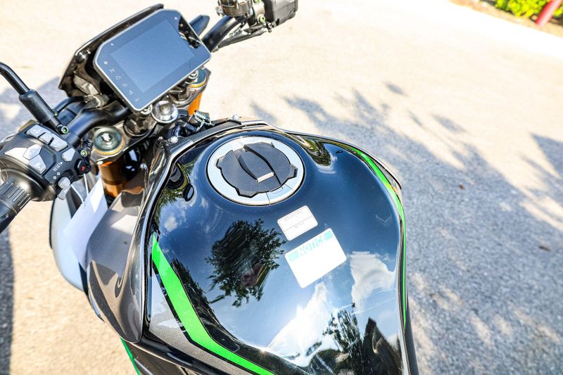 2025 Kawasaki Z900 SE ABS  METALLIC MATTE GRAPHITE GRAY AND EBONY AND METALLIC GRAPHITE GRAY Image 20