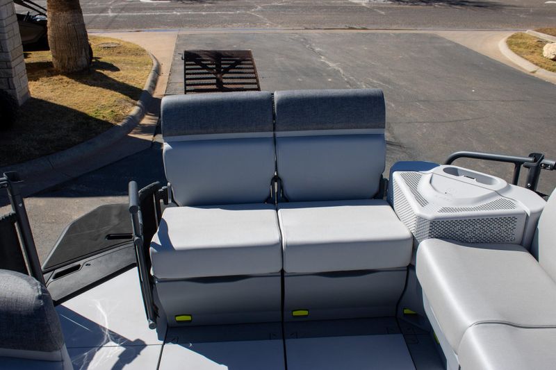 NEW 2026 SEADOO SWITCH CRUISE 21 300HP TECH PACKAGE WITH PAINTED TRAILER Image 12