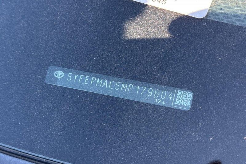 Used 2021 Toyota Corolla LEImage 2