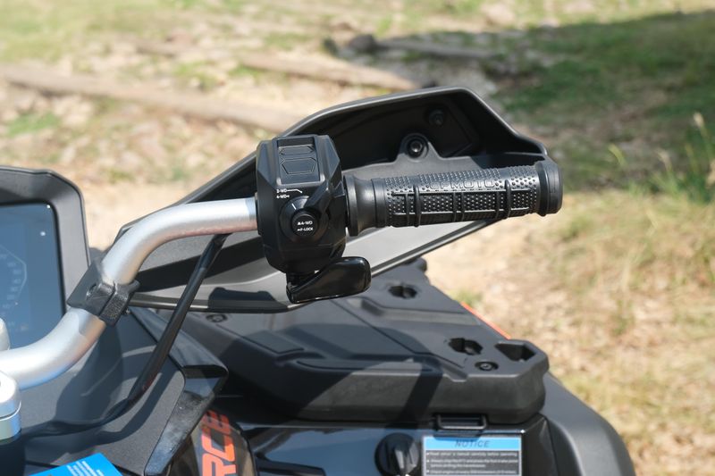 2025 CFMOTO CFORCE 1000 TOURING ZIRCON BLACK Image 22