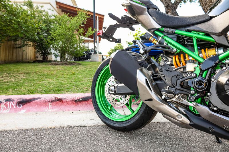 2025 Kawasaki Z900 SE ABS  METALLIC MATTE GRAPHITE GRAY AND EBONY AND METALLIC GRAPHITE GRAY Image 13