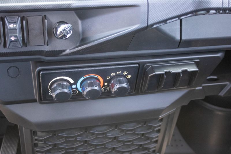 NEW 2026 CAN-AM DEFENDER LIMITED CAB HD11 Image 17