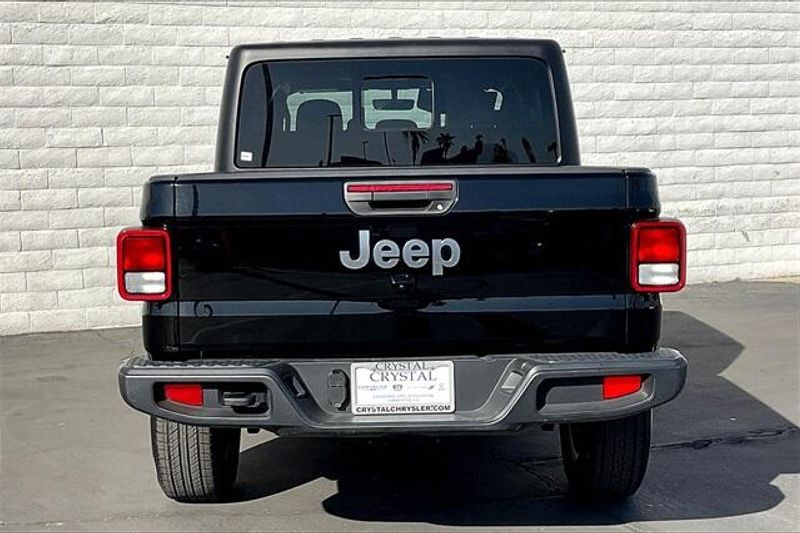 2023 Jeep Gladiator OverlandImage 3