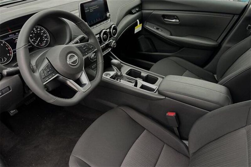 New 2025 Nissan Sentra SVImage 7