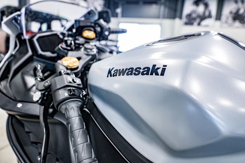 2025 Kawasaki NINJA ZX4RR ABS METALLIC MATTE WHITISH SILVER AND METALLIC FLAT SPARK BLACK Image 9