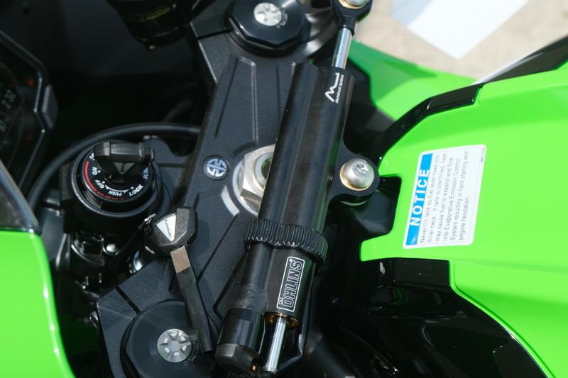 2025 Kawasaki NINJA ZX10R KRT EDITION LIME GREEN AND EBONY AND PEARL BLIZZARD WHITE Image 16